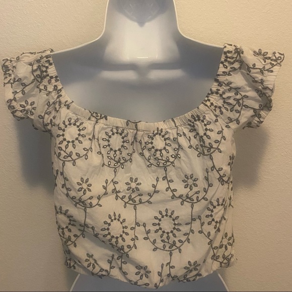 GUESS White & Black Eyelet Short Sleeve Crop Top Sz Small - Picture 4 of 4